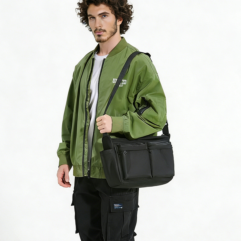 Street Fashion Men 2025 - 2025年新作 日本風軽量クロスボディバッグ メンズ 防水多ポケットショルダーバッグ トレンドストリートファッションバッグ